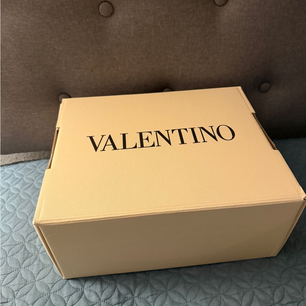Valentino Tan Box with Logo - Picture 2 of 5